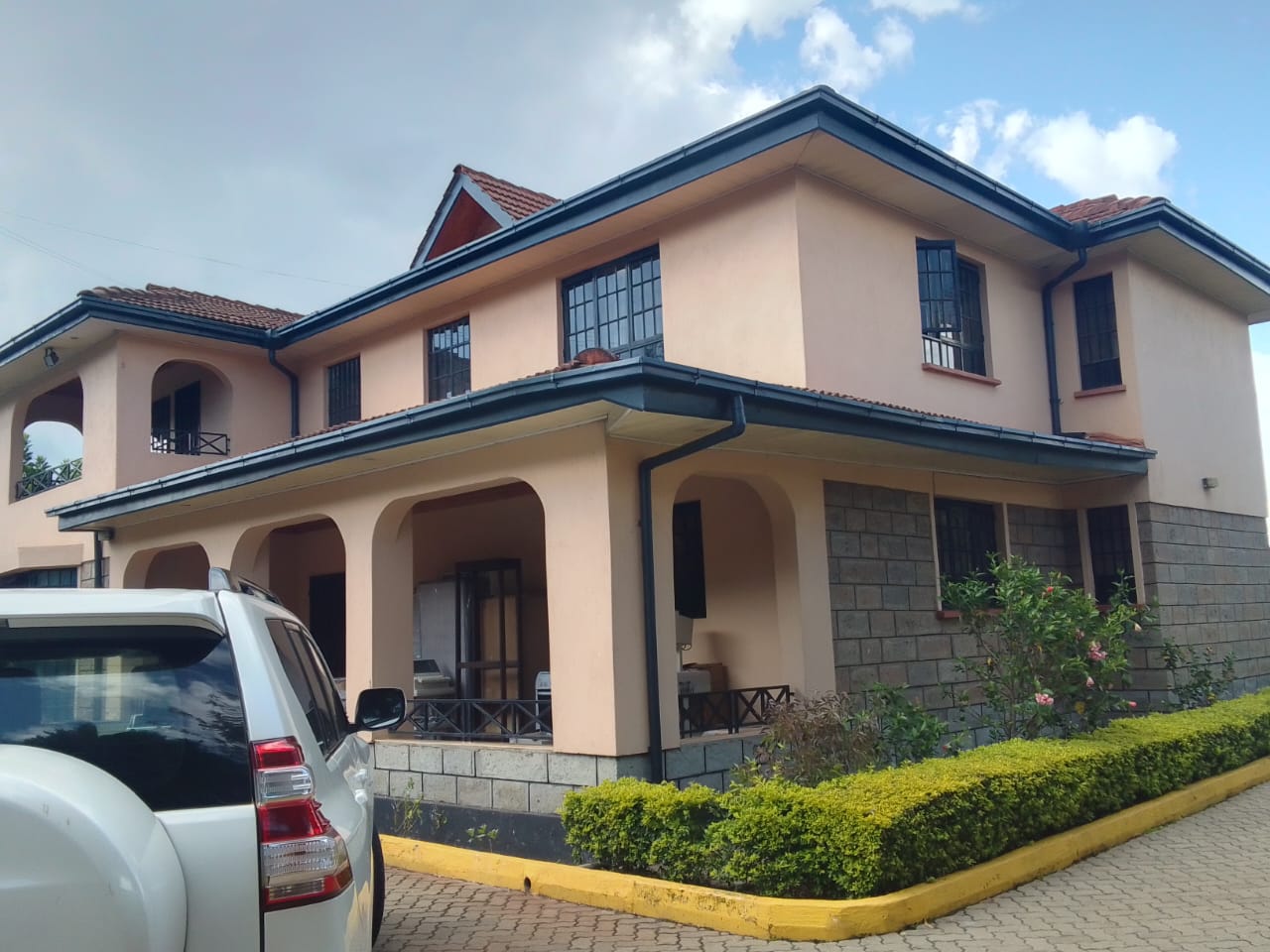 Luxurious 4-Bedroom En-Suite Home for Rent in Karen Experience elegance and comfort in this stunning 4-bedroom home, located in a prestigious gated community on Karen Road, Nairobi. This property is perfect for those seeking both luxury and convenience. Features: - 4 Spacious En-Suite Bedrooms: Enjoy privacy and comfort in each room. - Sunken Lounge: Relax by the charming fireplace in the heart of the home. - Elegant Dining Area: Ideal for hosting family gatherings and dinner parties. - Well-Sized Kitchen: Includes a pantry and laundry area for added functionality. - Cloakroom: For added convenience and guest comfort. - Domestic Staff Quarters (DSQ): Accommodates 1 staff member. - Beautifully Manicured Garden: Perfect for outdoor enjoyment and relaxation. - Secure Perimeter Wall: Ensures safety and peace of mind. - Water Supply: Reliable and consistent. Property Size: Half an acre Proximity: Just 2 minutes from The Waterfront Karen Rent: Kshs. 250,000/- (Service Charge Included) Location: Karen Commercial Triangle, near Kabuagi Ready to move into your dream home? Call or WhatsApp us today at [0732 675 057](https://wa.me/254732675057) to schedule a viewing! #KarenRealEstate #LuxuryHomeKaren #EnSuiteBedrooms #GatedCommunity #KenyaRental #KarenRoad #NairobiHomes #PropertyForRent #DreamHomeKenya #KarenProperty