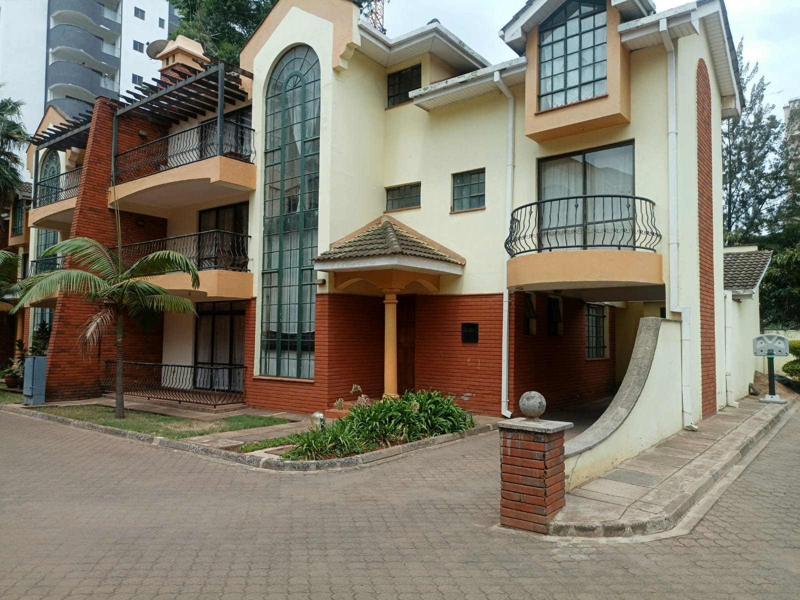 4-Bedroom Villa (All Ensuite) for Rent in Kileleshwa – KSh 200,000/Month 📍 Location: Kileleshwa ☎️ Contact: Call/WhatsApp Discover the ultimate in modern living with these elegant villas in Kileleshwa, located in a secure compound of 6 units. Offering a seamless blend of luxury and comfort, this property is designed for those who value spacious, high-quality living.