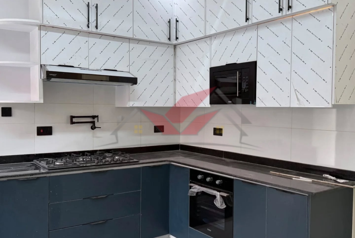 Modern 3-bedroom bungalow in Kitengela with rooftop, en-suite SQ, double-volume lounge, solar water heating, and flexible payment options.